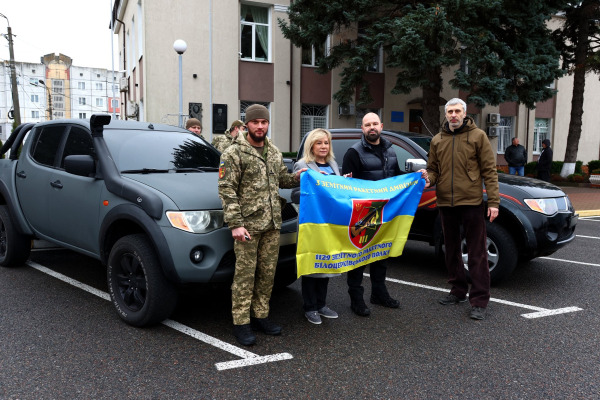 В Обухові передали два пікапи для підрозділів ППО Київщини завдяки співпраці влади, бізнесу та громади