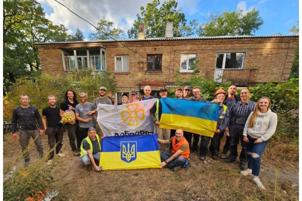 Волонтери в Ірпені розпочали відбудову пошкодженого багатоквартирного будинку (ФОТО)