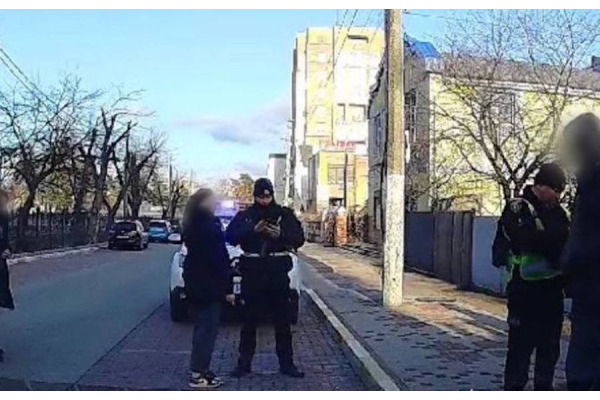 В Ірпені чоловік погрожував родичу ножем на вулиці