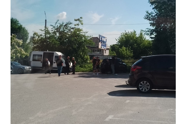 Фото дня: заблокований білоцерківський "Велмарт" охороняє бригада тітушок