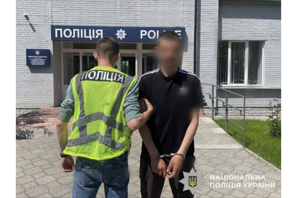 У Калинівці затримали чоловіка, який зірвав золотий ланцюжок з жінки