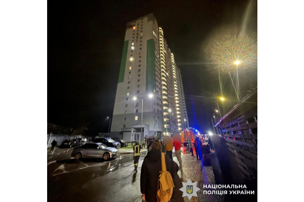 Поліція Київщини розслідує обставини пожежі в багатоповерхівці на Фастівщині