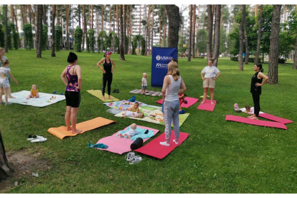 В Ірпені запрошують батьків на йогу з малюками