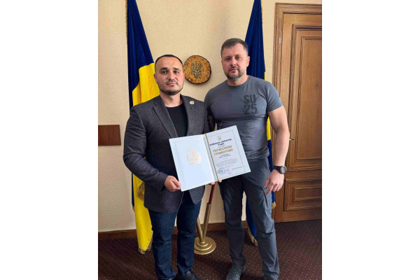Волонтер Андрій Соломонюк отримав почесну грамоту від облради