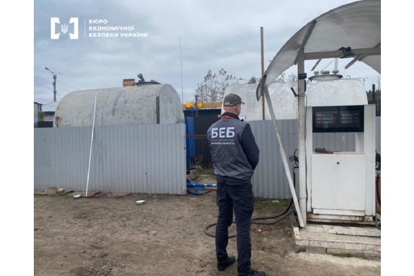 БЕБ ліквідувало нелегальну АЗС у Броварському районі: вилучили 12 тис. літрів пального