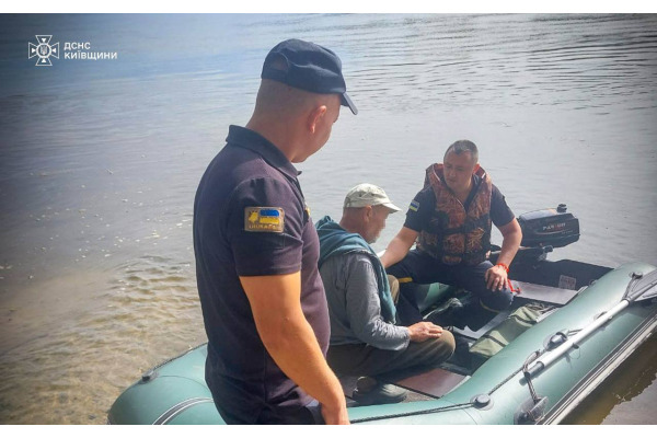 Операція порятунку на Вишгородщині: рибалку з острова доставили до лікарні