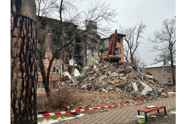В Ірпені зносять понищену ворогом п’ятиповерхівку (ФОТО, ВІДЕО)