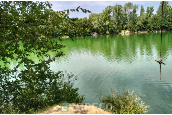 Окраса Білоцерківщини: Бушівське озеро з чистою водою серед гранітних скель