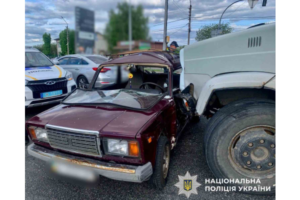 ДТП у Калинівці: вантажівка врізалась у ВАЗ