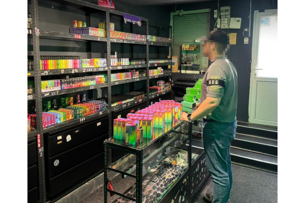 На Київщині судитимуть чоловіка за нелегальний продаж електронних тютюнових виробів