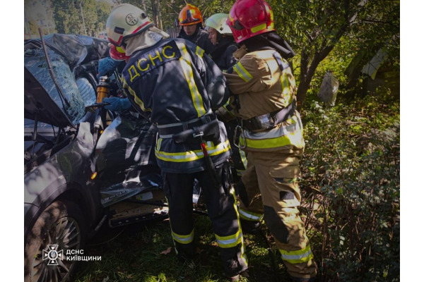 Аварія у Бучі: рятувальники визволили водія з авто