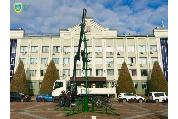 В Ірпені вже встановлюють міську ялинку (ФОТО)