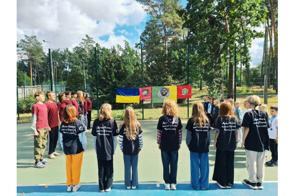 "Єдність – наша зброя": у Бучанській школі №1 джури розпочали рік першими сходинами куреня