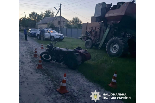 ДТП на Фастівщині: мотоцикл врізався у комбайн
