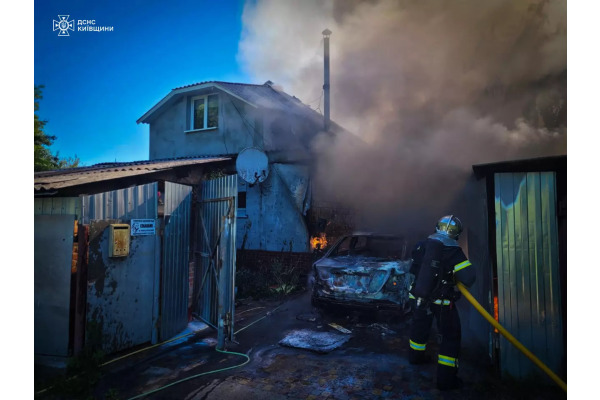 На Київщині під час пожежі у будинку ледь не загинув чоловік