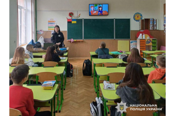 "Ні" торгівлі людьми: поліцейські Київщини розповіли молоді про небезпеку