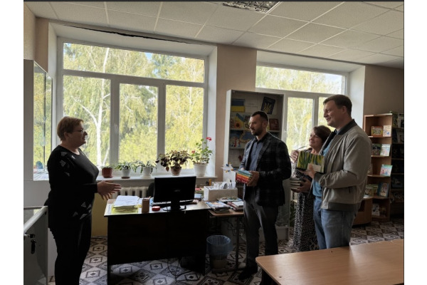 Книжковий фонд бібліотеки Михайлівсько-Рубежівського ліцею поповнився новими книгами  (ФОТО)