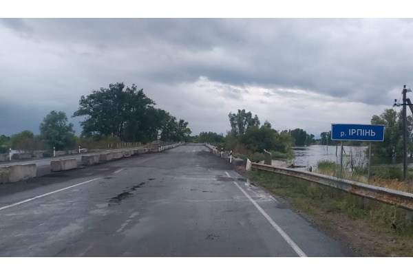 У Демидові відновлюють проїзд через відремонтований міст