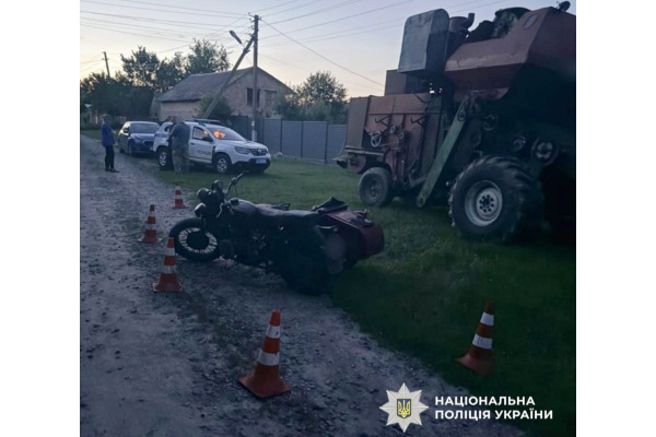 На Київщині мотоцикліст врізався в комбайн: постраждали двоє людей