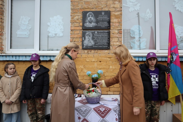 Васильківщина вшанувала свого Героя — у гімназії №7 відкрили меморіальну дошку Олександру Коваленку