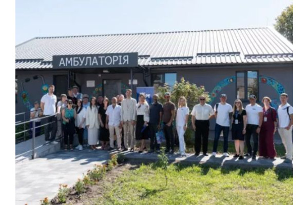 На Київщині відновили амбулаторію з сонячними панелями та петриківським розписом
