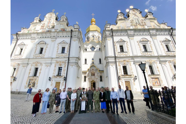 Голова Київської ОДА передав загону "ДОЗОР" унікальну бригадну ікону