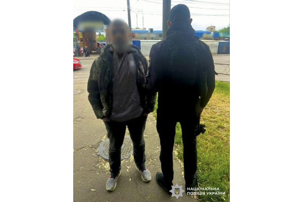 Пограбував малолітнього та втік: поліція Київщини повідомила про підозру зловмиснику