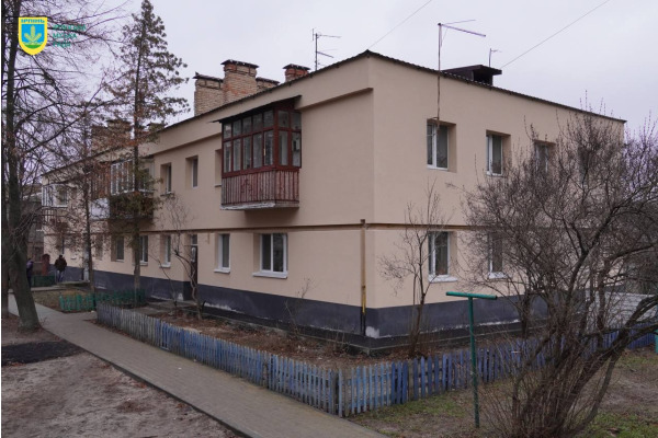Триває капремонт багатоквартирного будинку в Ірпені на вулиці Привокзальна площа
