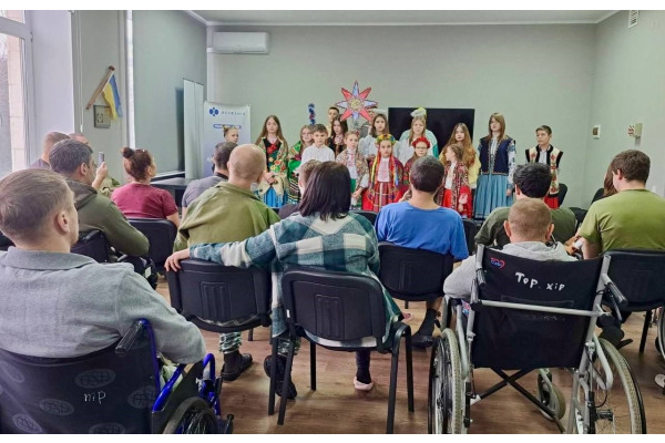 Діти з Бучанської громади привітали різдвяними подарунками українських військових на реабілітації
