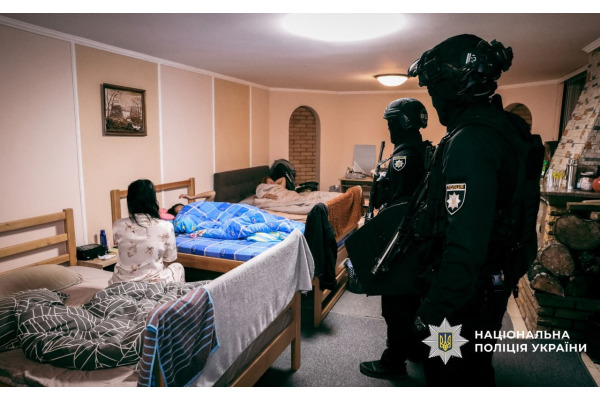 Поліцейські викрили схему торгівлі людьми та незаконної легалізації іноземців на Київщині