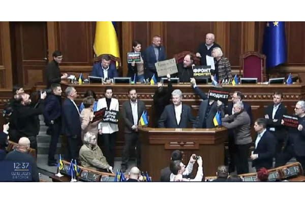 «Європейська Солідарність» заблокувала трибуну Ради з вимогою відставки уряду