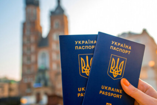 В Україні дозволили множинне громадянство: хто зможе мати два паспорти
