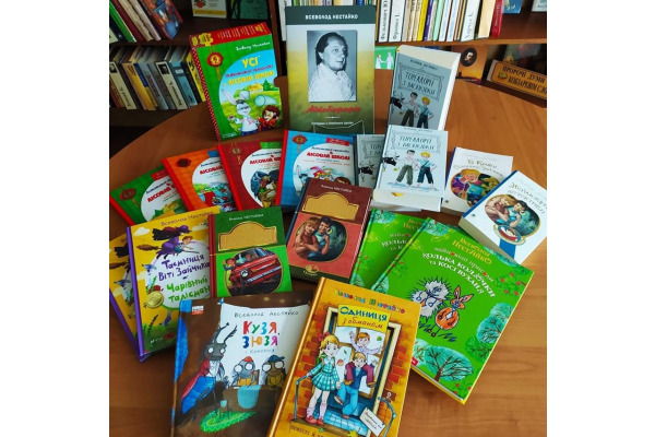 Родина Всеволода Нестайка подарувала дитячій бібліотеці Ірпеня книги письменника