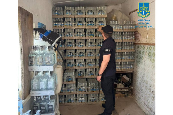 На Київщині викрили масштабну схему продажу фальсифікованого алкоголю та цигарок