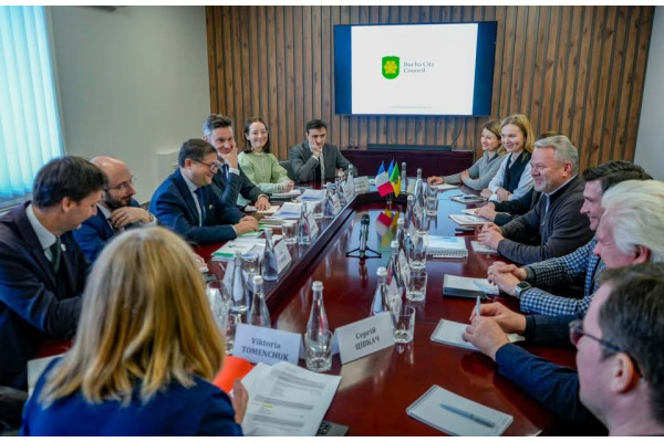 У Бучі побував представник Франції з питань допомоги та відновлення України
