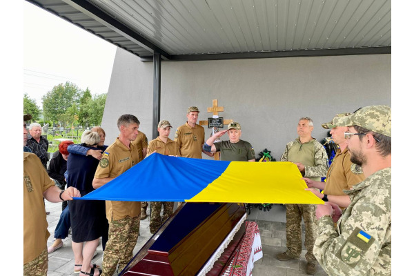 У Бучі прощалася з Героєм – Сергієм Гнатюком