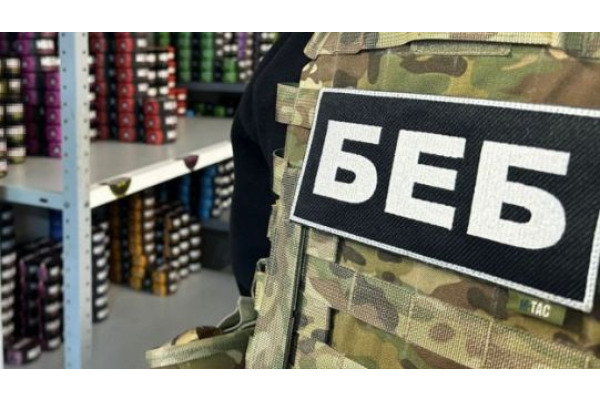 На Київщині викрили мережу торгівлі нелегальними сигаретами та вейпами