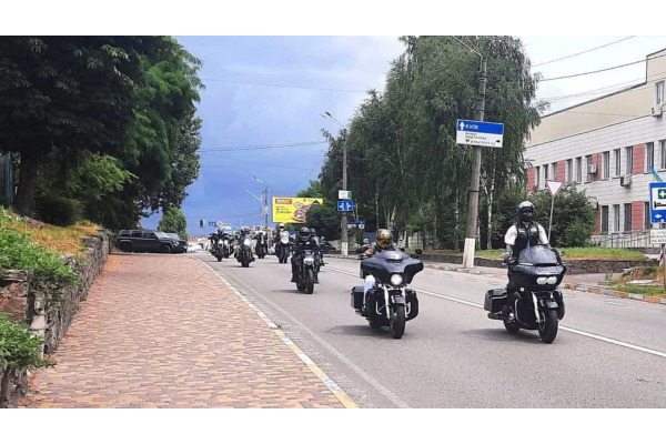 Вулицями Обухова проїхала незвична колона мотоциклістів-ветеранів