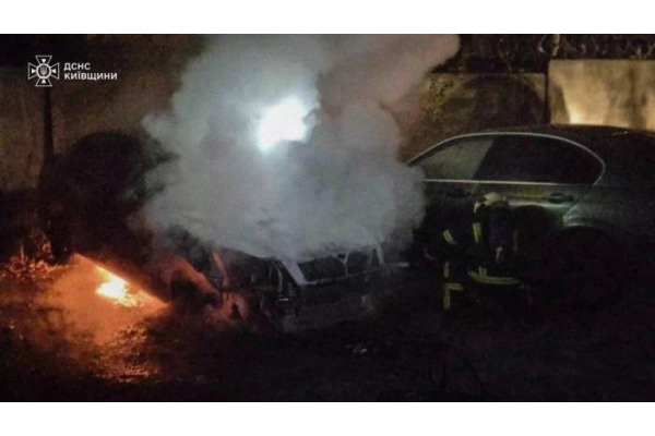 У Білій Церкві пожежники врятували від загорання сусіднє авто
