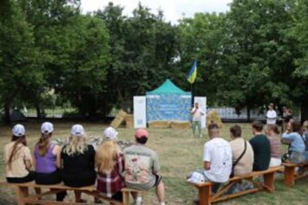 На Київщині у наметовому таборі молодь залучають до волонтерства