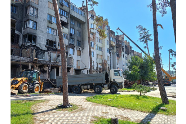 В Ірпені відновлюють зруйновані багатоповерхові будинки