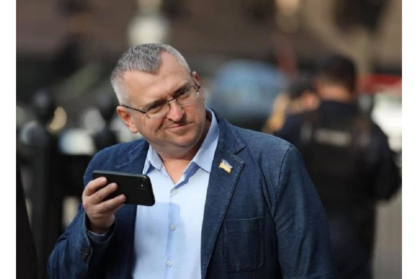 «Базіка – знахідка для шпигуна»: чи навчить наших політиків чомусь казус Федієнка