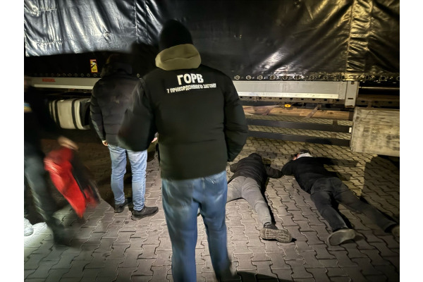 Жителя Київщини намагалися нелегально вивезти за кордон у вантажівці (ВІДЕО)