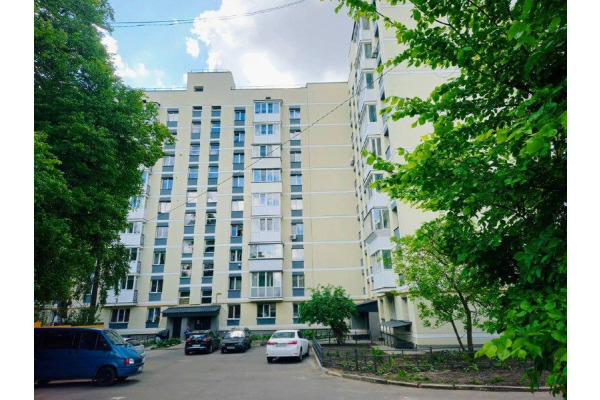 У Бучі на вулиці Яблунська триває капремонт багатоквартирного будинку