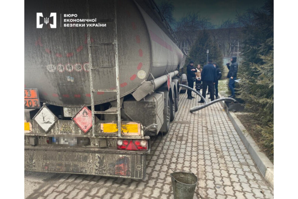 На Київщині на одній із нафтобаз функціонував нелегальний завод з виробництва бензину