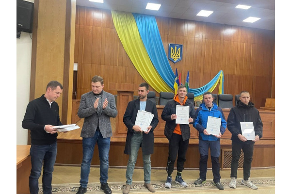 В Ірпені нагородили висотників-альпіністів за допомогу у відновленні міста