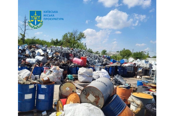 На Київщині судитимуть 8 осіб, які вивозили небезпечні відходи на незаконні сміттєзвалища