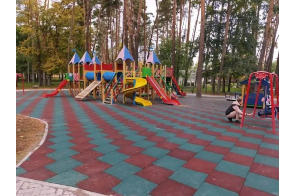 В одному з Ірпінських парків оновили покриття дитячого майданчика