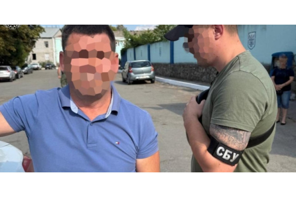 На Київщині посадовця підозрюють у вимаганні хабаря за форму для ЗСУ