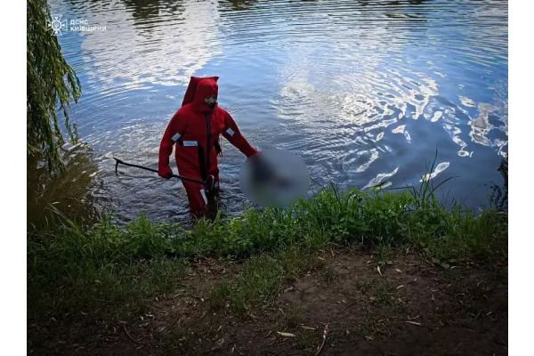На Бучанщині із водойми дістали тіло потопельника